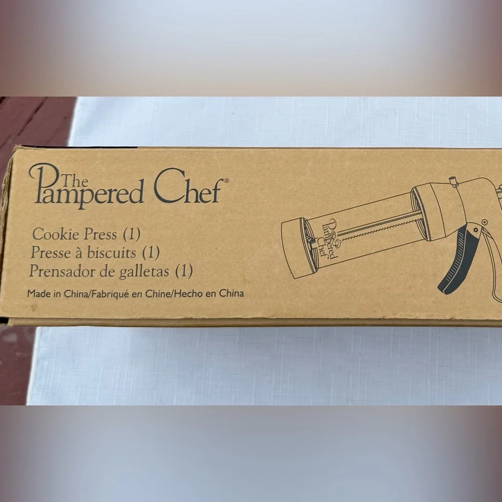 Pampered Chef Cookie Press with 16 disks in original box